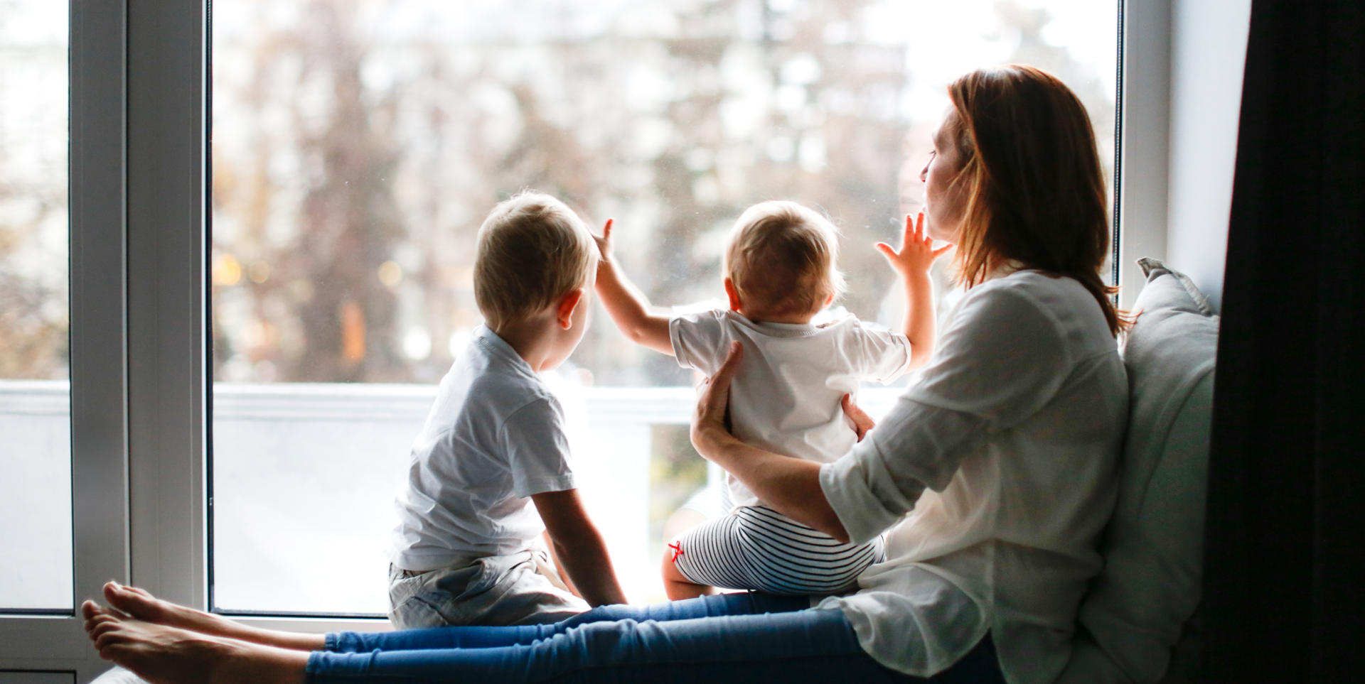 Family looks through window onto yard with snow. Learn about Vytex warranty